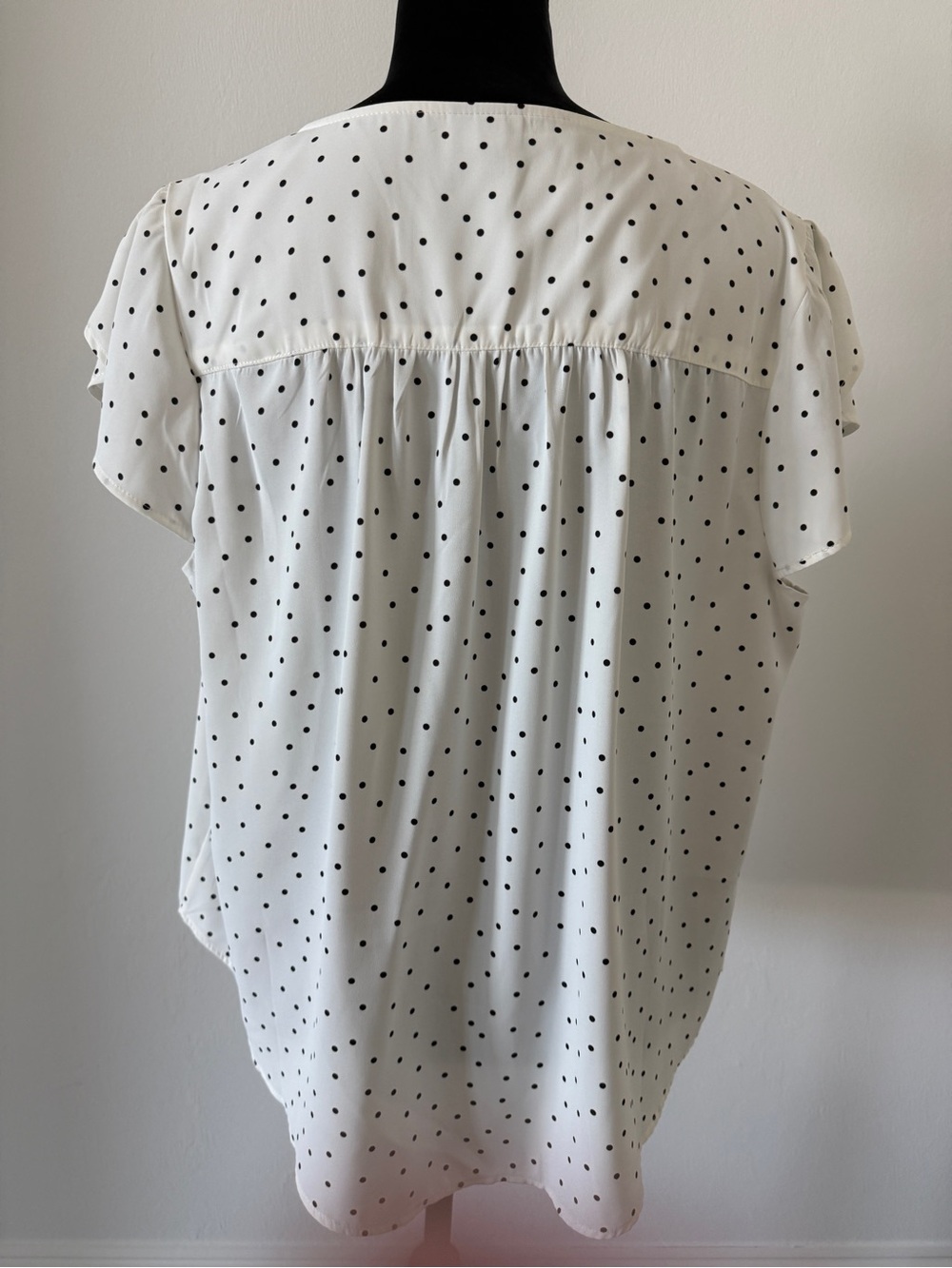 Torrid Blouse Harper Georgette Pullover Flutter Sleeve, Scribble Dot White NWOT - Picture 3 of 7